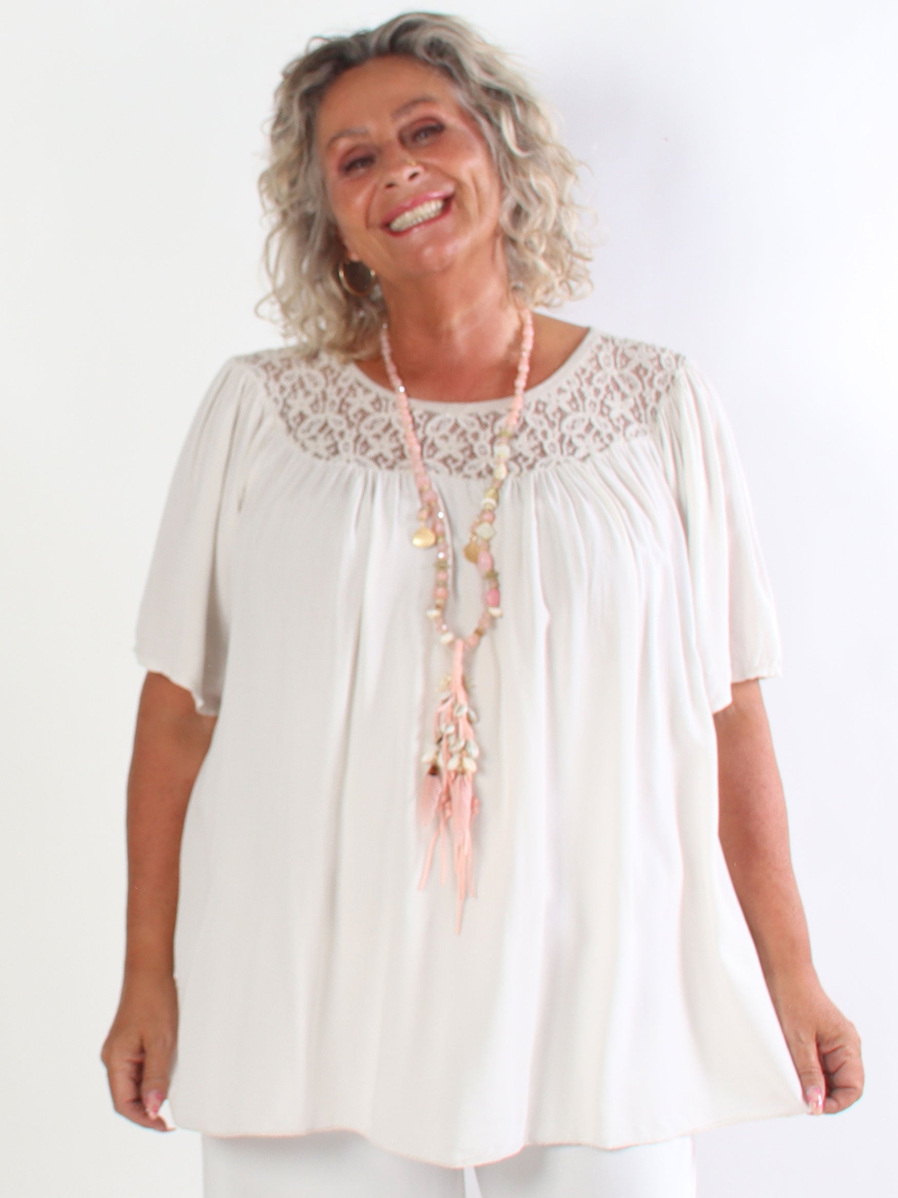Batilda - Feminin plus size tunika i viskose med blondedetaljer
